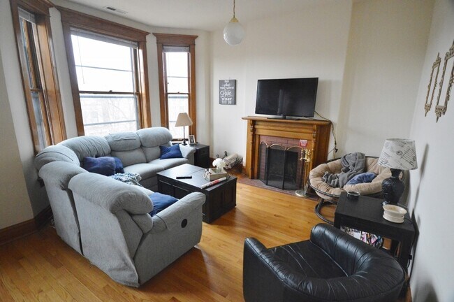 Building Photo - 1415 W Belle Plaine Ave