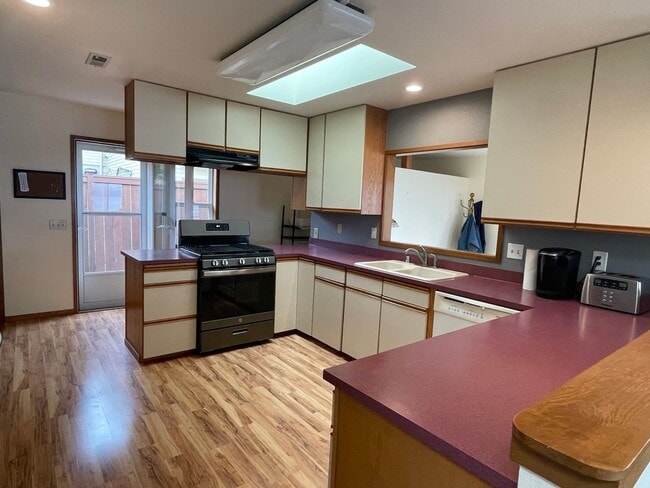 Building Photo - Windmill Heights Home With Community Beach...