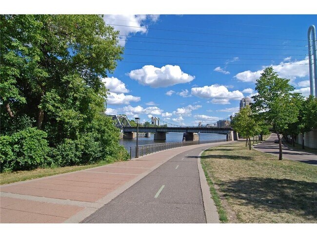 Building Photo - 660 N 2nd St