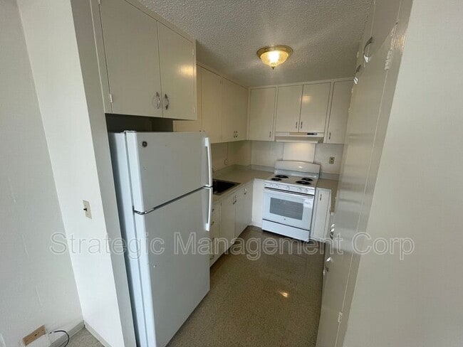 Building Photo - 1735 Young St