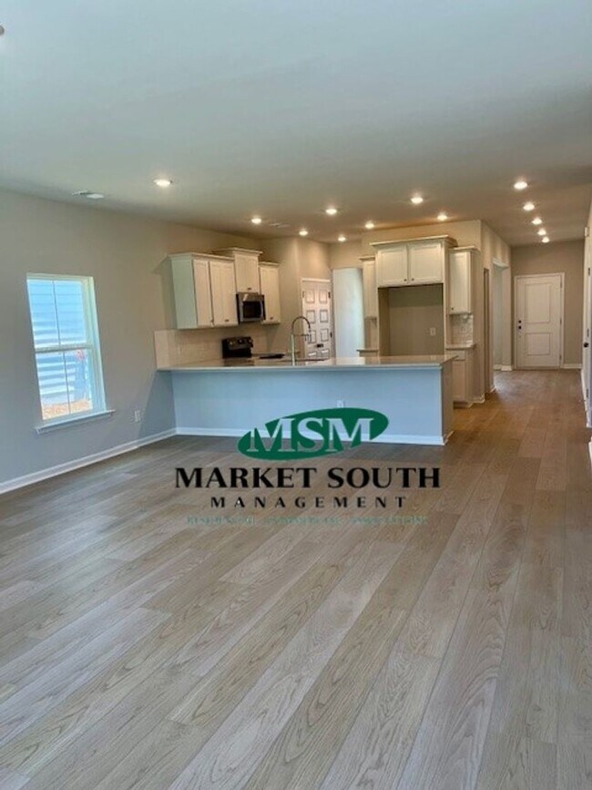 Building Photo - 114 Binscombe Ln