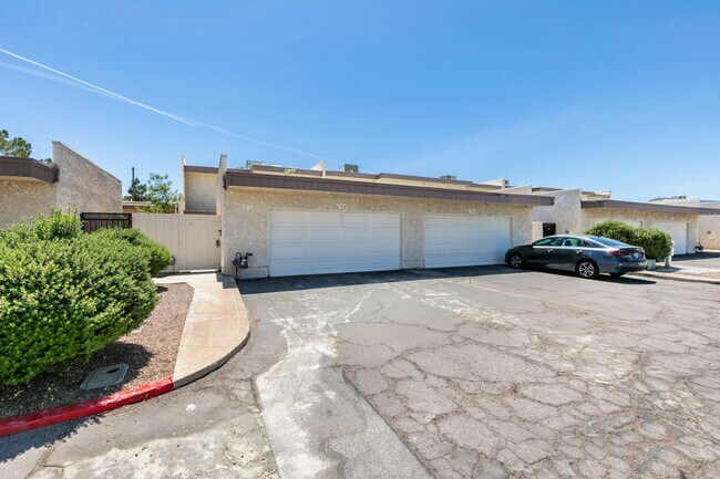 Building Photo - 2 Bedroom Townhome with 2 car attached garage in Henderson