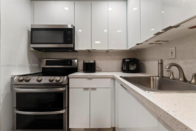 Building Photo - 606 W 81st St