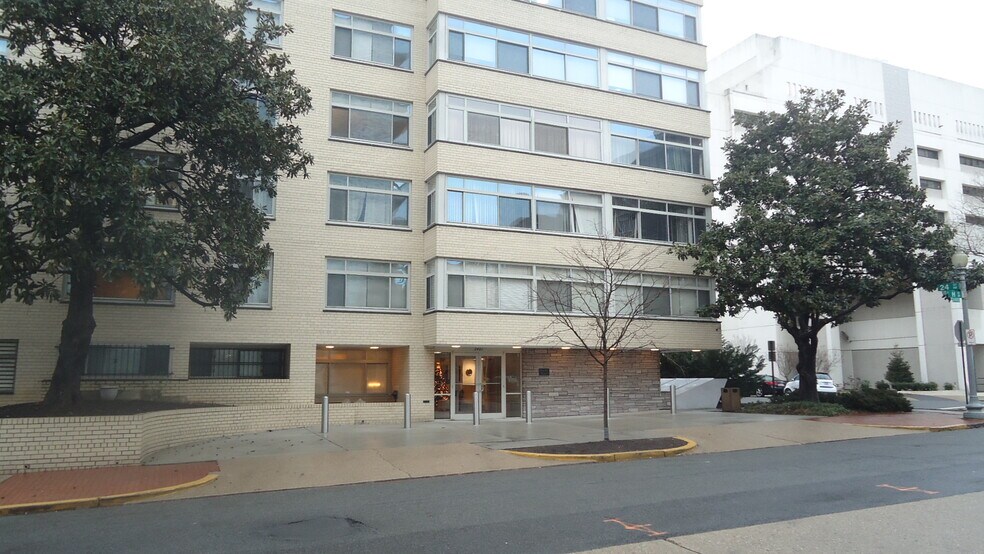 Bon Wit Plaza 2401 H St., NW - 2401 H St NW