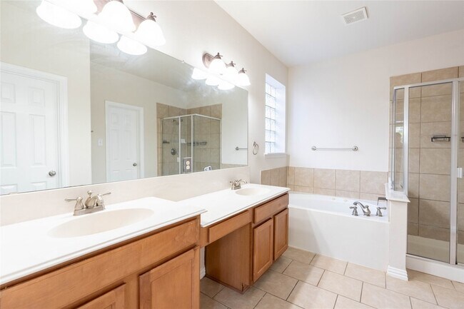 Building Photo - 2725 Tangerine Ln