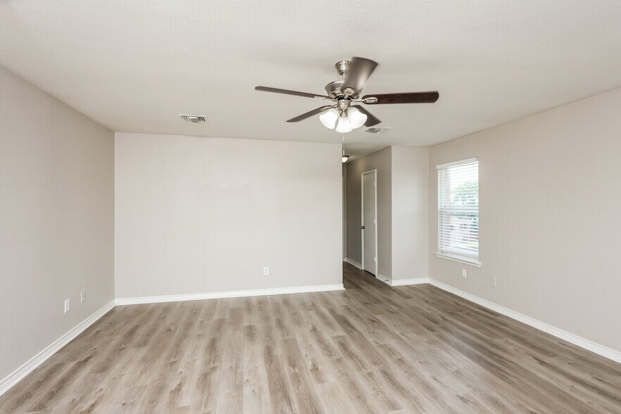 Building Photo - 1330 Flagstone St