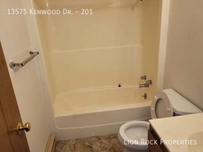 Building Photo - 13575 Kenwood Dr N