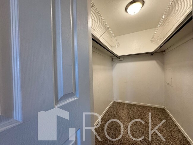 Building Photo - 2 Bedroom Townhome with All Appliances Included!