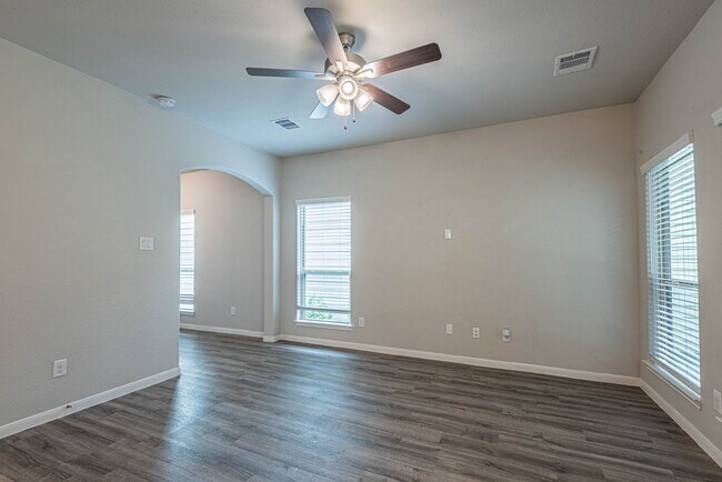 Building Photo - 165 Camelot Pl Ct