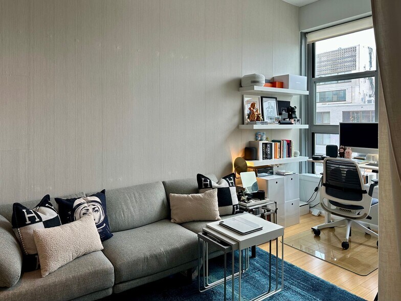 Floor to ceiling windows - 1300 N St NW