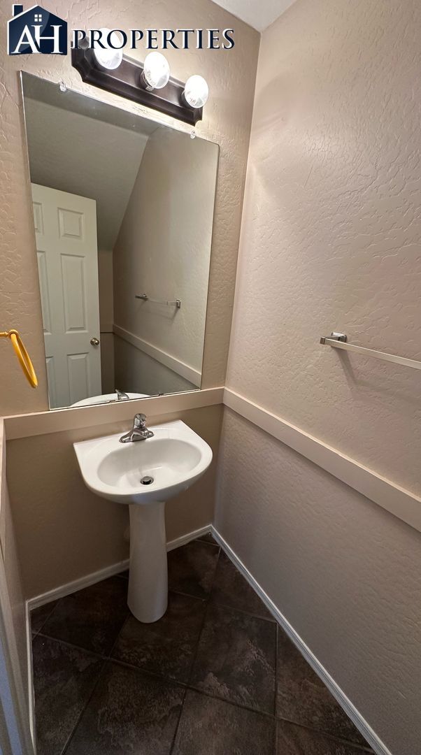 Building Photo - 3 Bed 2.5 bath 2 story house LOTS of storage