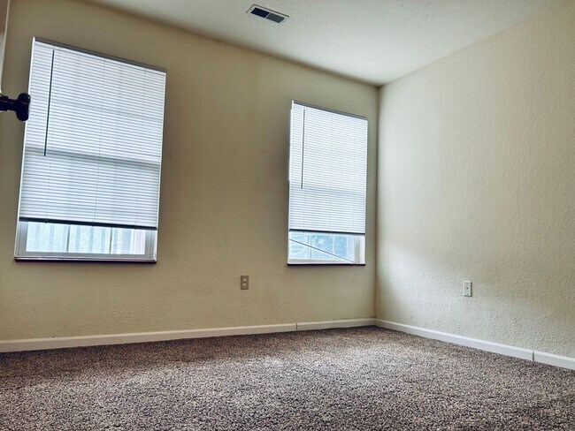 Building Photo - 913 Westridge Dr