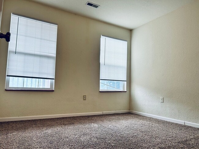 Building Photo - Recent Updates, Great Location!
