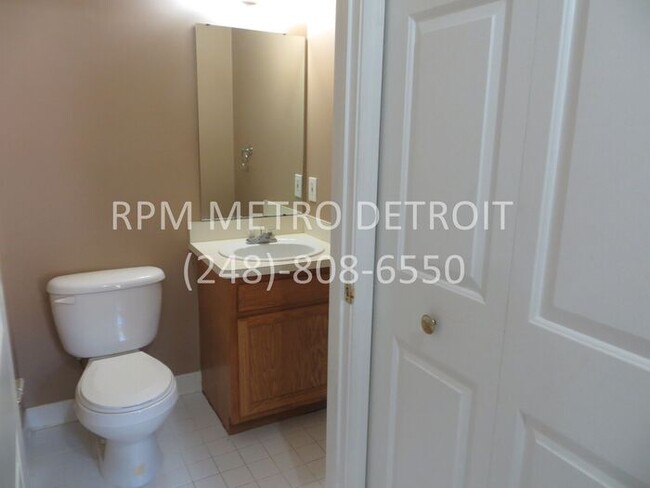 Building Photo - Sterling Heights Condo(16 Mile & Mound)