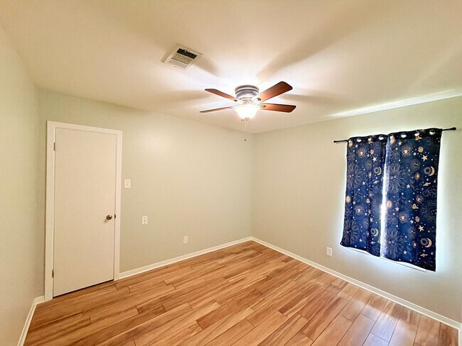 Building Photo - Amazing detached 2/2.5 duplex in Central Austin!!!