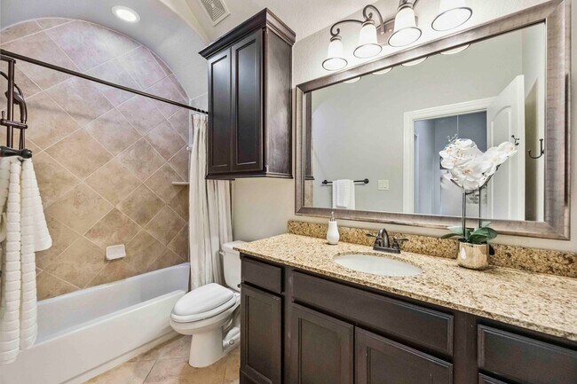 Building Photo - Beautifully maintained 4-beds, 3-bath, 3 c...