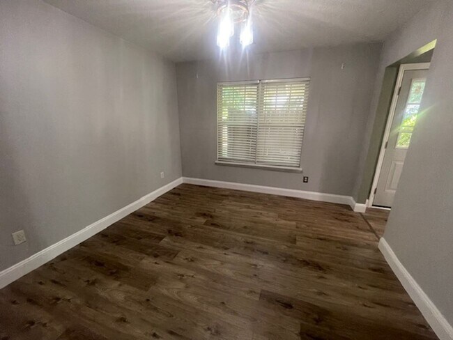 Building Photo - 217 Sarah Creek Ct