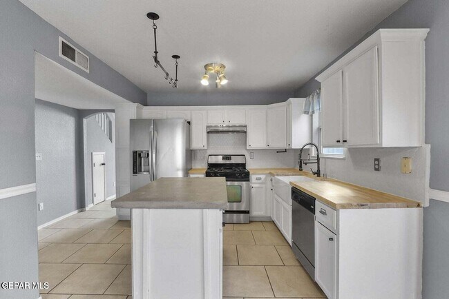 Building Photo - 653 Pete Payan Dr