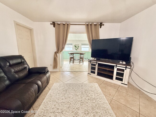 Building Photo - 1046 W Samms Ave