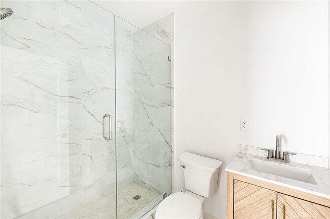 Building Photo - 7046 White Oak Ave