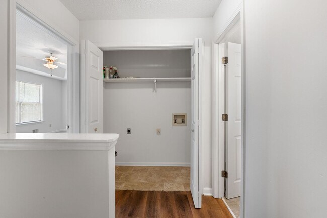 Building Photo - Two story home in Hampton