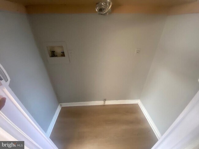 Building Photo - 880 W Oak St