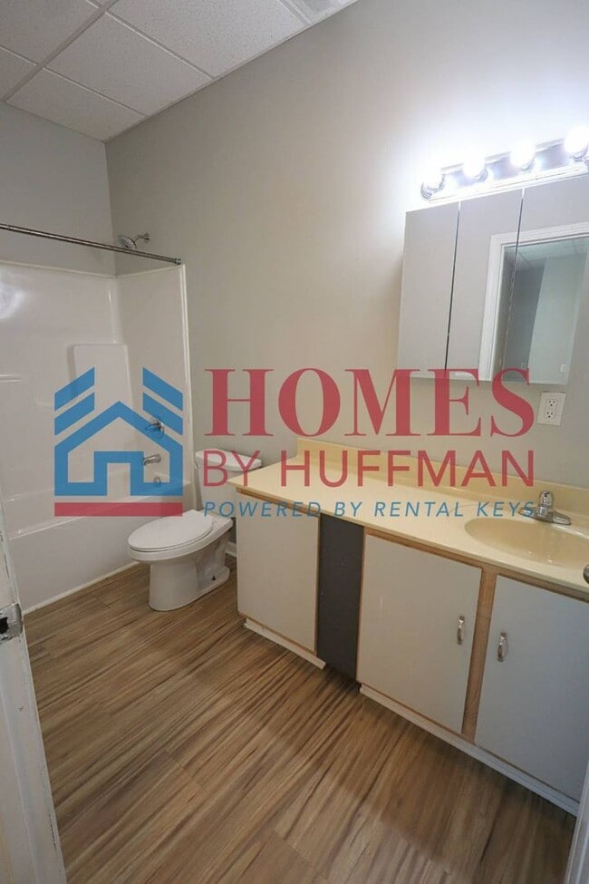 Building Photo - Three Bedroom House | Westside