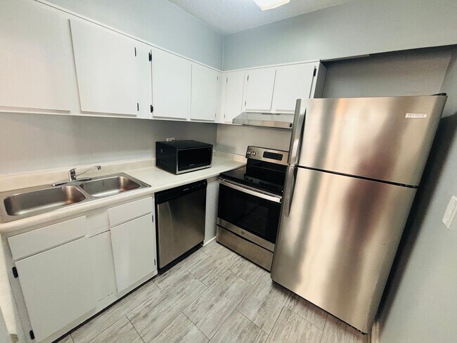 Building Photo - 2/1 Clean apartment