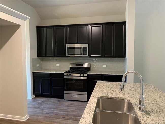 Building Photo - Coming Soon July 1, 2025 Move in LIKE NEW ...