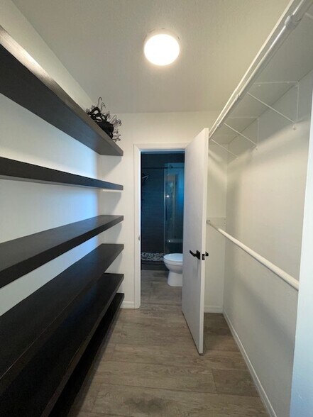 Building Photo - 8811 Bay Pointe Dr