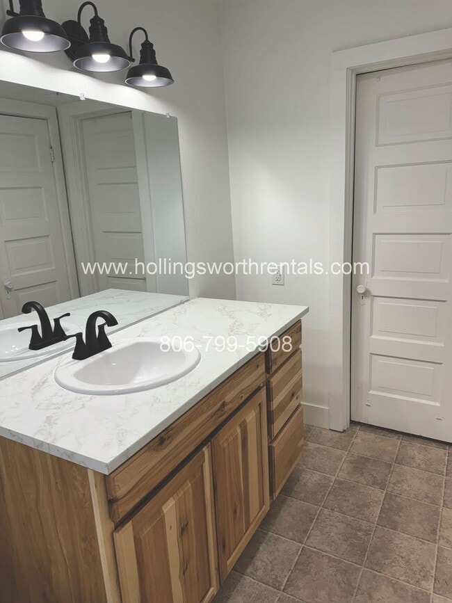 Building Photo - Convenient to Texas Tech remodeled efficiency