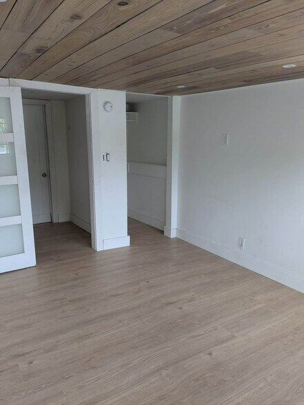 Building Photo - 605 NE 27th St