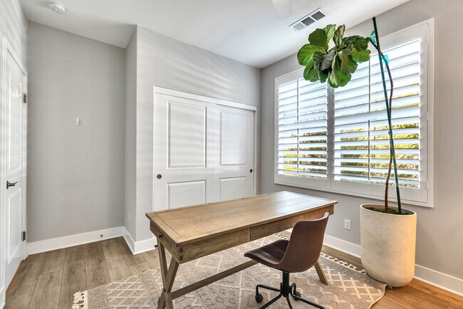 Building Photo - Light and bright 4 bedroom 3 bath beauty i...