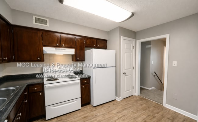 Building Photo - Raytown Duplex Available for Immediate Move-In