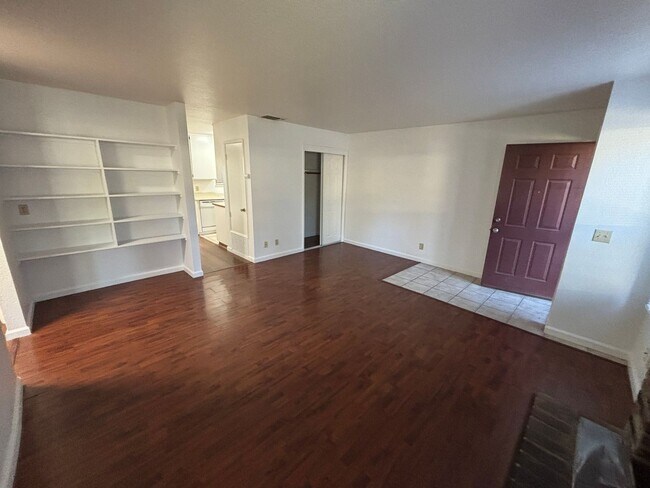 Building Photo - Rosemont Condo - Spacious & Updated 2-Bed, 1-Bath Condo with In-Unit Laundry!