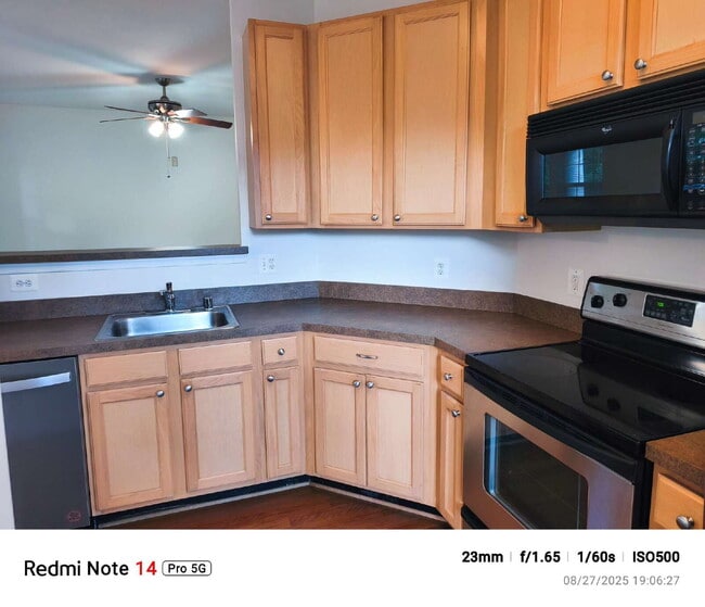 Building Photo - Vibrant Brambleton Condo Steps from Town C...