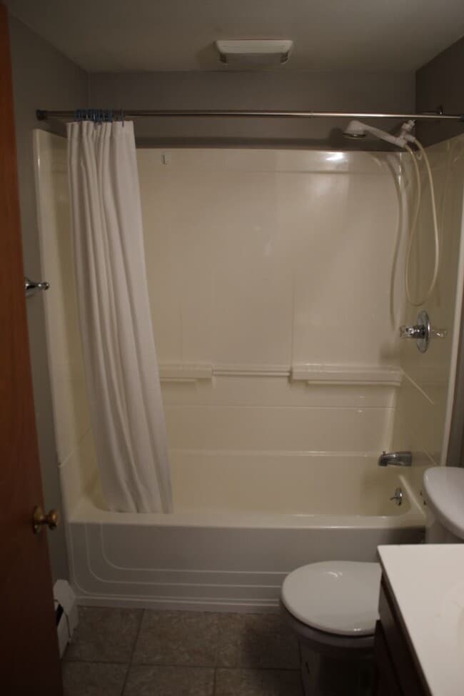 Building Photo - Available Now! 2 Bedroom 1 Bath home in Bu...