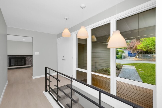 Building Photo - 17145 NE 5th Pl