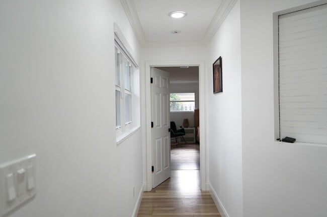 Building Photo - 7131 Oakmont Dr