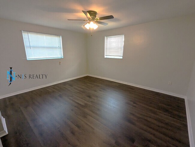 Building Photo - 2/1.5/1 1050 Sq. Ft. home with a FIREPLACE...