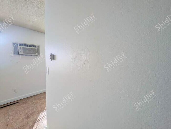 Building Photo - Upstairs 2 Bedroom 1 Bath with Massive Walk In Closet, Covered Gated Parking