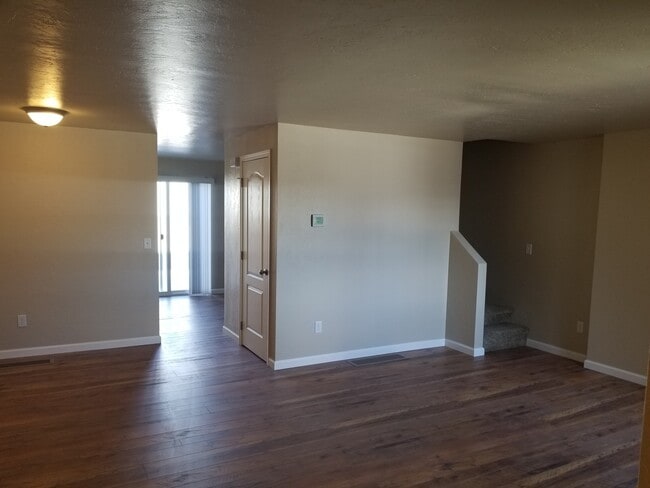 Building Photo - Surprisingly Spacious and Beautifully Upda...