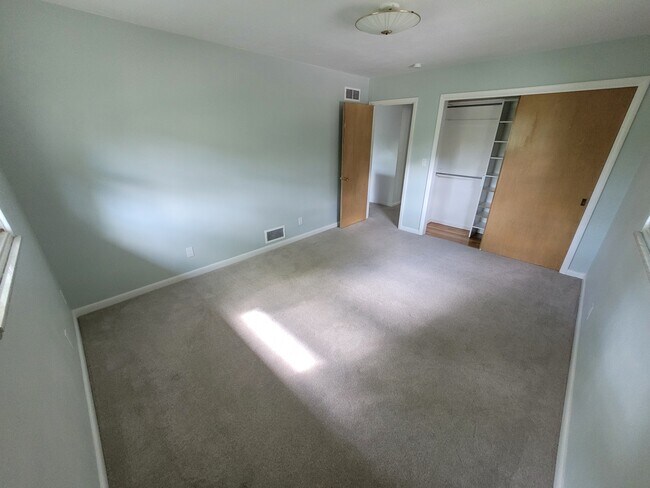 Building Photo - 25 E Schantz Ave