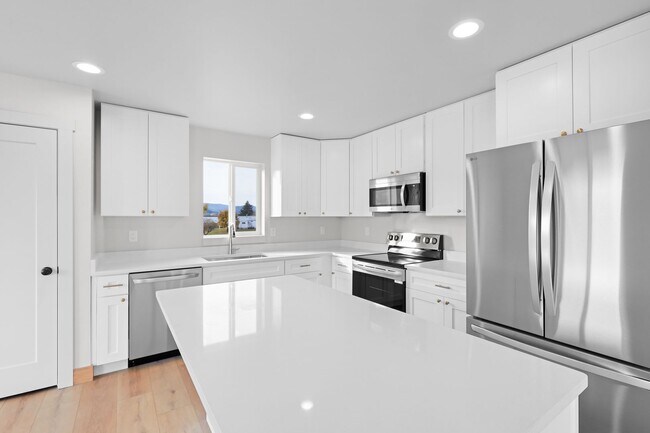 Building Photo - 865 9th St W