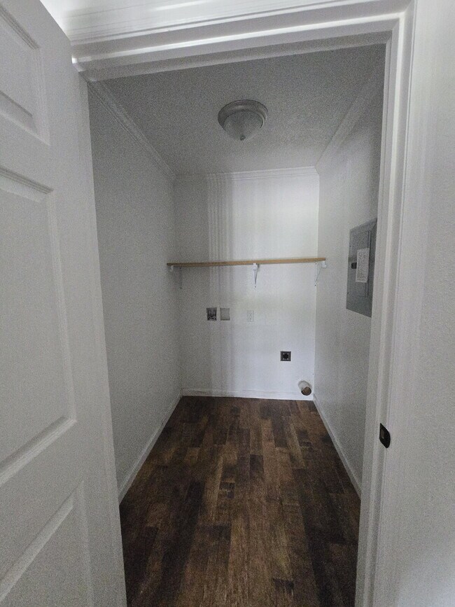 Building Photo - Oversized ONE Bedroom *HALF OFF YOUR FIRST MONTH*