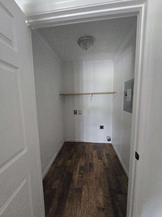 Building Photo - Oversized ONE Bedroom *HALF OFF YOUR FIRST...