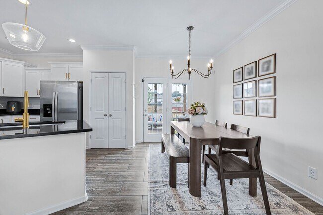 Building Photo - Pet Friendly Four Bedroom!