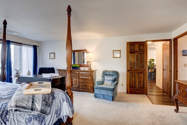 Building Photo - 3 Bedroom 2.5 bathroom spacious home with views of marina and downtown Oak Harbor