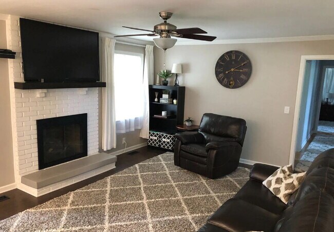 Building Photo - 3bed/2bth. Once acre lot w/storage shed an...