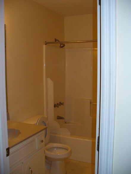 Building Photo - 1013 Pleasant Valley Dr